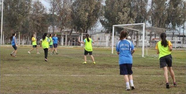 Başkan Kale’den Bayan Futbol Takımına Ziyaret