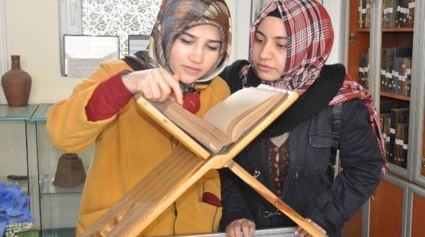 Gen&ccedil;lik Manevi Değerlerini Tanıyor