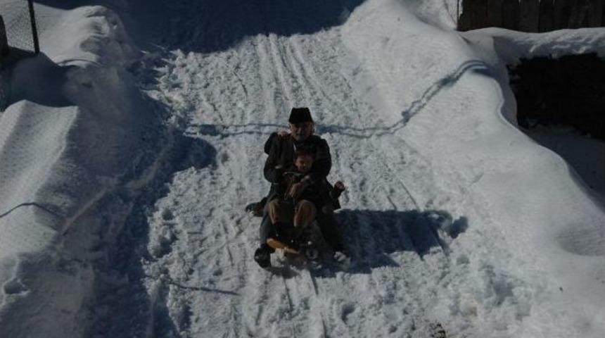 66 Yaşından Sonra &Ccedil;ocukluğunu Yeniden Yaşıyor