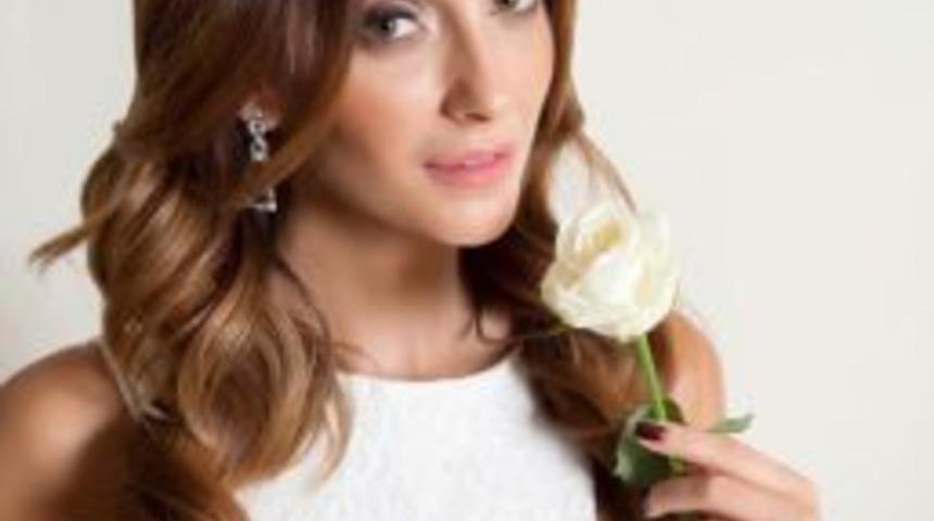 &Ouml;zge Ulusoy Anadolu Sel&ccedil;uklu Defilesinde Baş Model