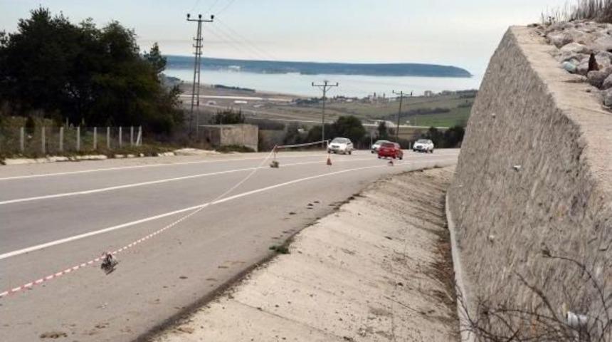 Tarlasından Ge&ccedil;en Karayolunu Kapattı