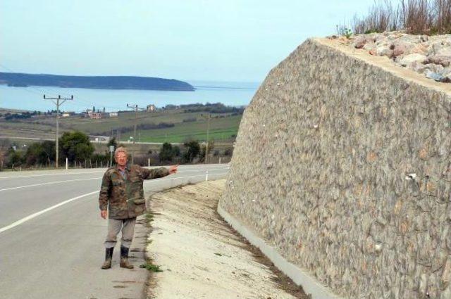 Tarlasından Geçen Karayolunu Kapattı