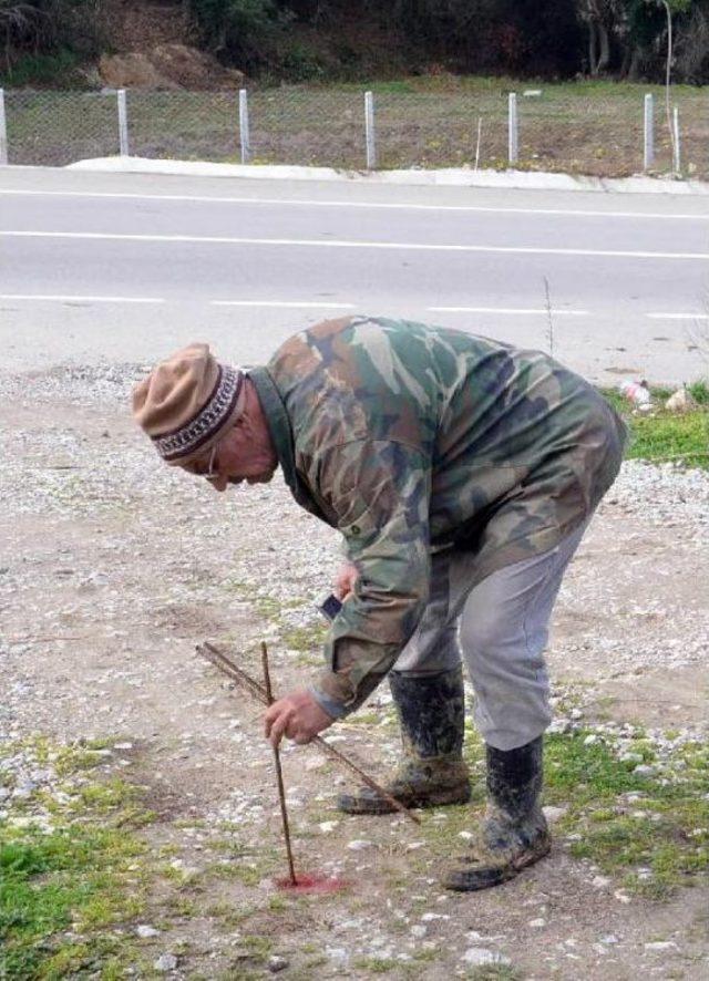 Tarlasından Geçen Karayolunu Kapattı