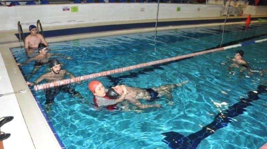 Akut &Uuml;yelerine Suda Kurtarma Tekniklerini &Ouml;ğretiyor