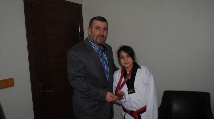 &Ccedil;erkezk&ouml;yl&uuml; İş Adamı D&uuml;nya 3&rsquo;&uuml;nc&uuml;s&uuml; Tekvandocuyu &Ouml;d&uuml;llendirdi