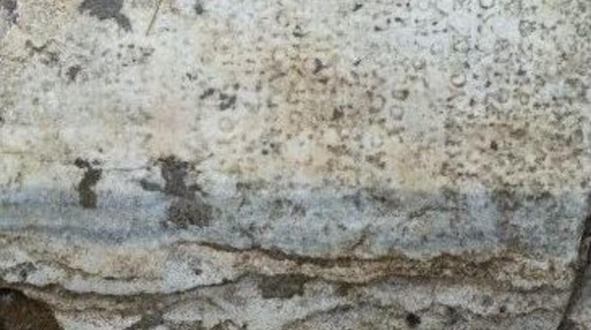 Yağmur Tarihi Mezar Taşlarını Ortaya &Ccedil;ıkarttı