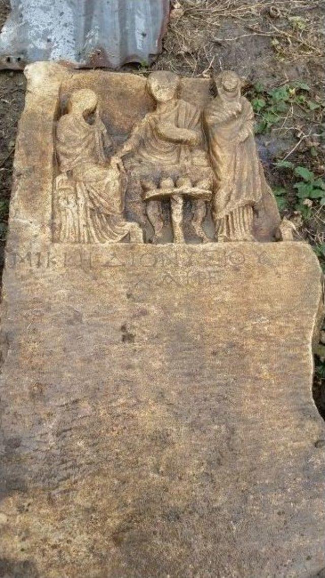 Yağmur Tarihi Mezar Taşlarını Ortaya Çıkarttı
