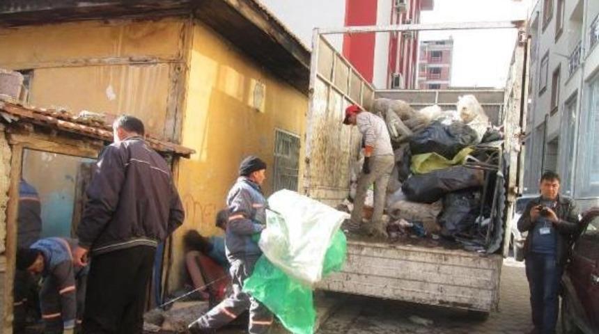 Pamukkale'de Bir Evden 4 Kamyon &Ccedil;&ouml;p &Ccedil;ıktı