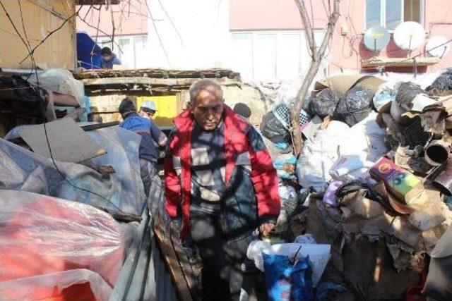 Pamukkale'de Bir Evden 4 Kamyon Çöp Çıktı