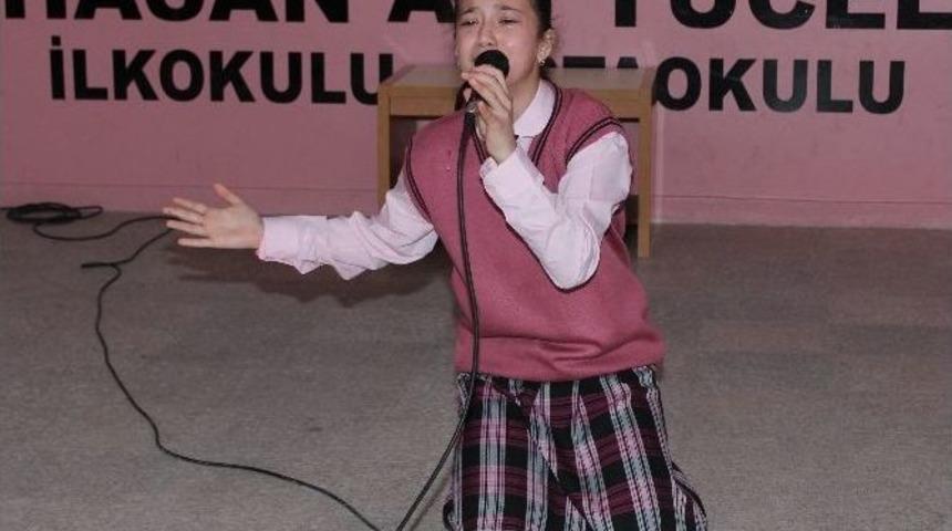 İstiklal Marşını G&ouml;zyaşları Arasında Okudular