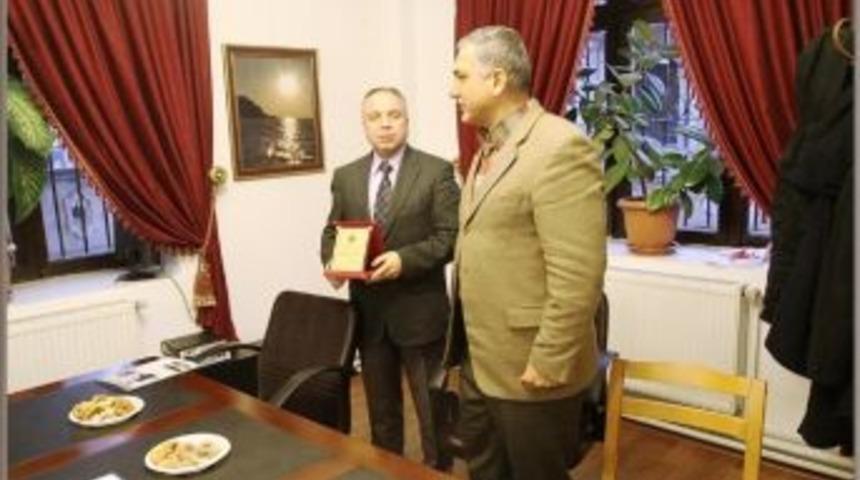 Yazma Eser K&uuml;t&uuml;phanesi M&uuml;d&uuml;r&uuml; Mehmet &Ouml;zt&uuml;rk&rsquo;e Plaket