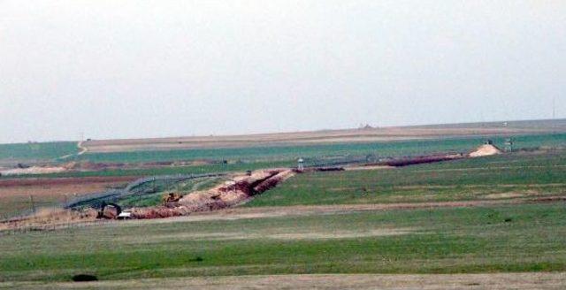 Nusaybin'de Suriye Sınırına Hendek Kazılıyor