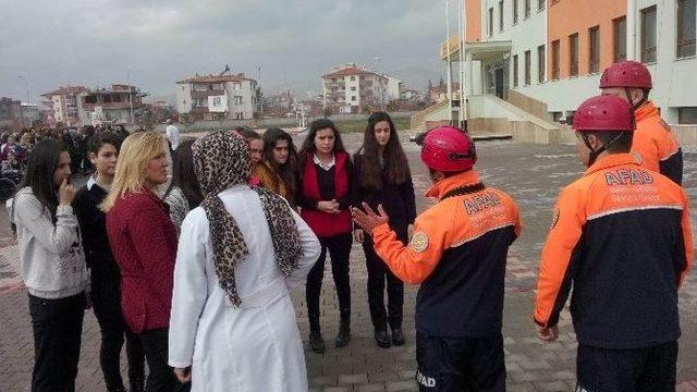 6,8 Şiddetindeki Depremi Yaşayan Öğrenciler Okulu Boşalttı