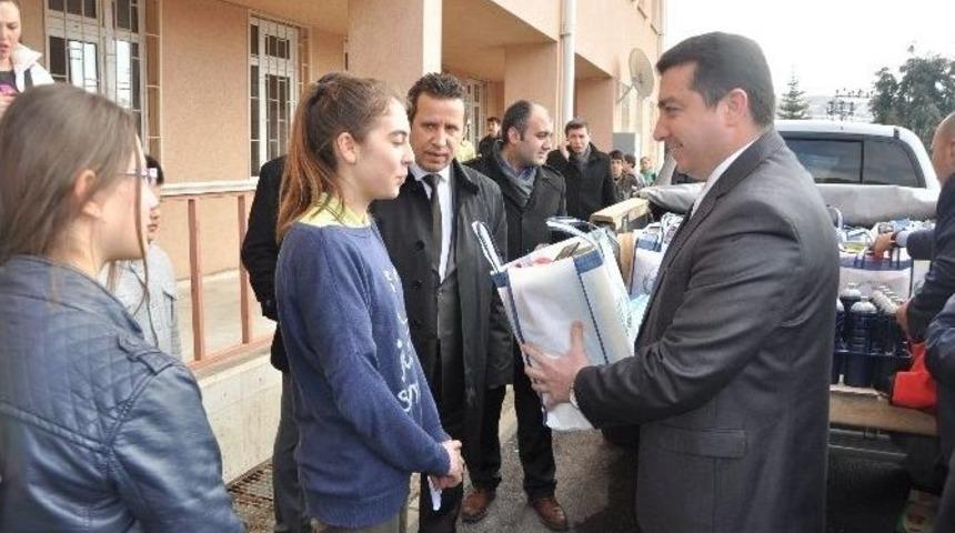 Bozüyük Belediyesi’nden Öğrencilere Spor Malzemesi Desteği