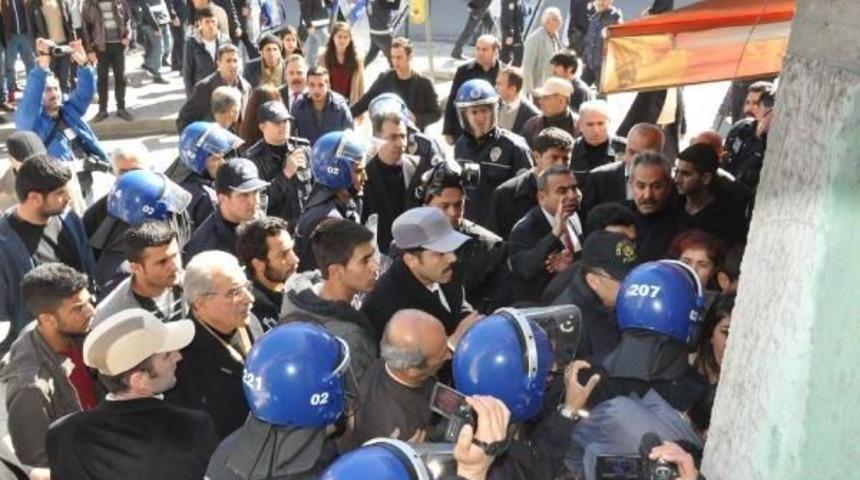 Adıyaman&rsquo;Da Karşıt G&ouml;r&uuml;şl&uuml;ler Arasında Arbede: 7 G&ouml;zaltı