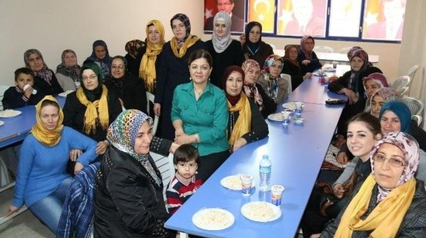 Ak Kadınlardan Şehitler İ&ccedil;in Pilav