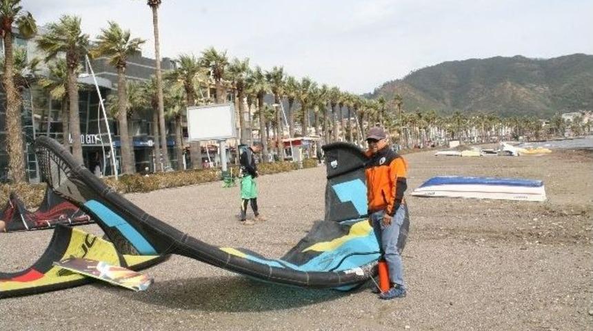 Marmaris&rsquo;te Karaya Oturan Tekneyi Sahil G&uuml;venlik Kurtardı