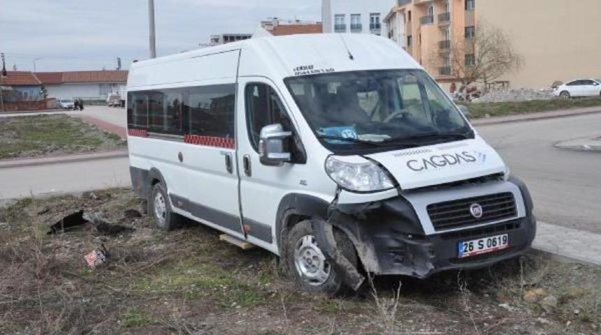 &Ouml;ğrenci Minib&uuml;s&uuml; Otomobille &Ccedil;arpıştı: 10 Yaralı