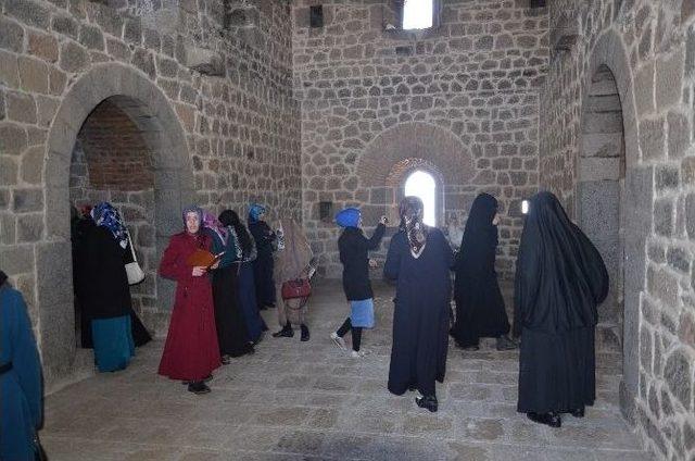 Çat Belediyesi’nden Kuran Kursu Hocaları Ve Öğrencilerine Erzurum Gezisi