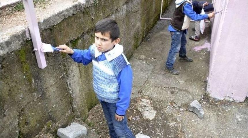 &Uuml;niversiteliler K&ouml;y Okulunu Boyadı