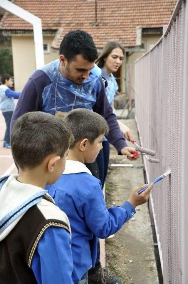 Üniversiteliler Köy Okulunu Boyadı