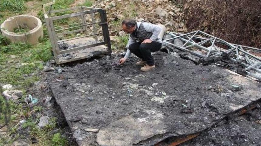 Kayıp Oğlunu Yangın Yerinde Arıyor