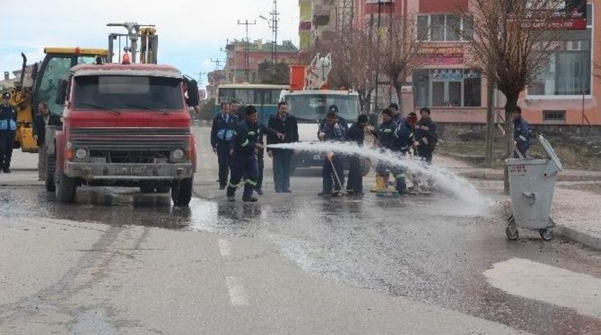 Develi&rsquo;de Temizlik İşlerinden Yol Temizliği