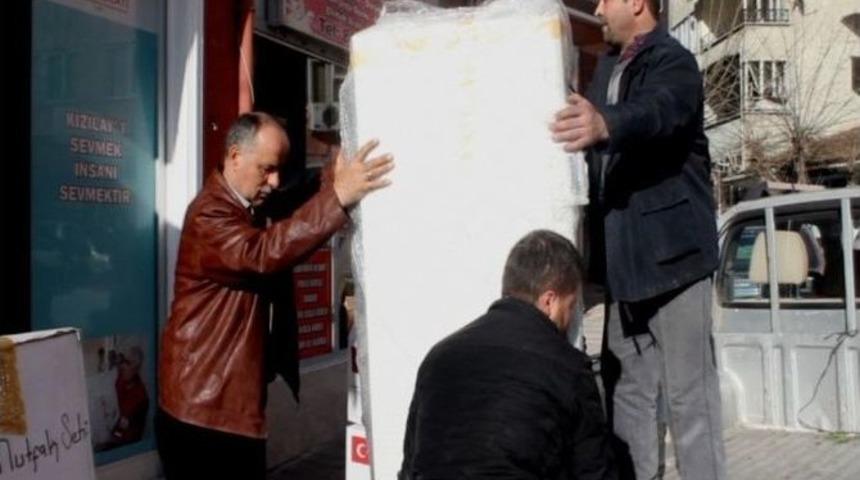 Evi Yanan Aileye Kızılay&rsquo;dan Yardım