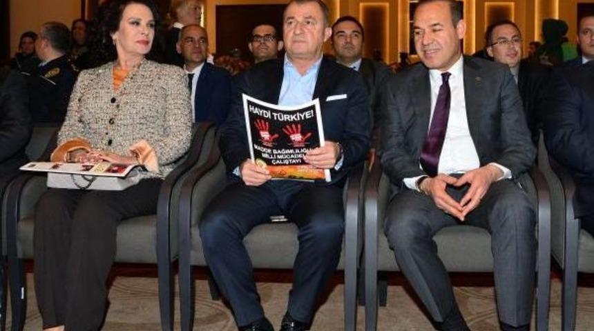 Fatih Terim Adana'da Uyuşturucuya Karşı Y&uuml;r&uuml;d&uuml; (2)