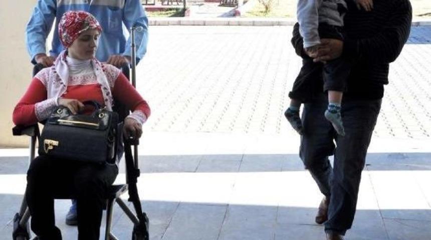 Besni'de Otomobil Devrildi: 5 Yaralı