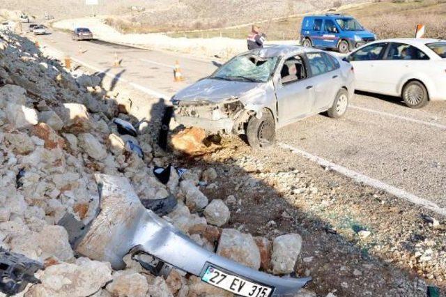 Besni'de Otomobil Devrildi: 5 Yaralı