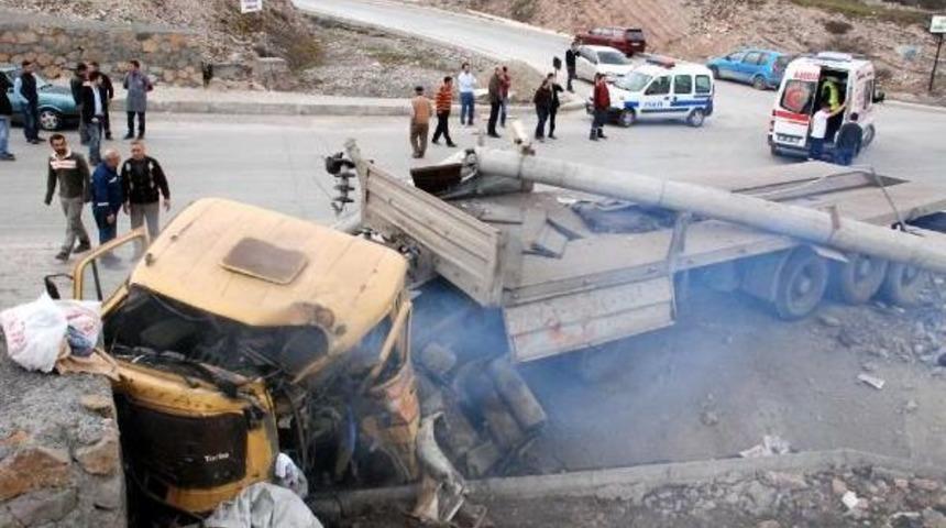 Tır, K&ouml;peğe Ve Istinat Duvarına &Ccedil;arptı: 1 Yaralı