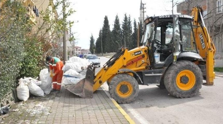 K&ouml;rfez&rsquo;de &Ccedil;evreye Bırakılan Molozlar Toplanıyor