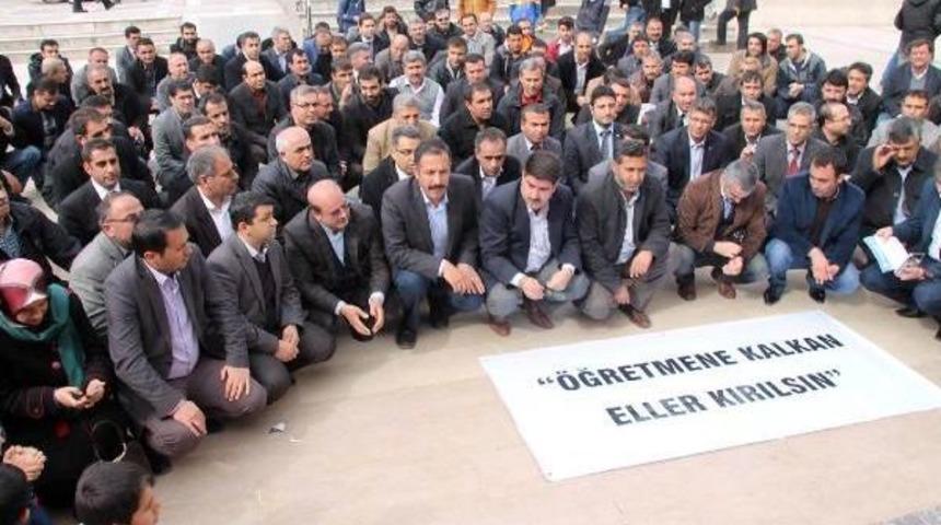 Afiş Indiren M&uuml;d&uuml;r Yardımcısına Dayak Iddiası