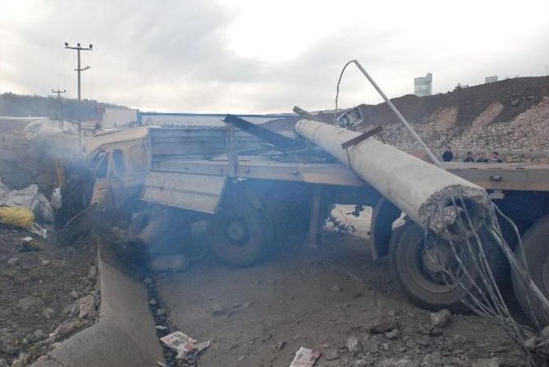 &Ouml;nce K&ouml;peğe Ardından Duvara &Ccedil;arpan Tır Par&ccedil;alandı