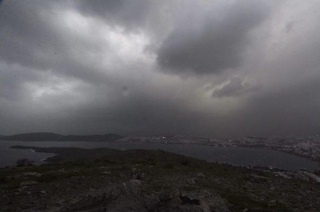 Bodrum’da Fırtına Ve Sağanak Yağış Etkili Oldu