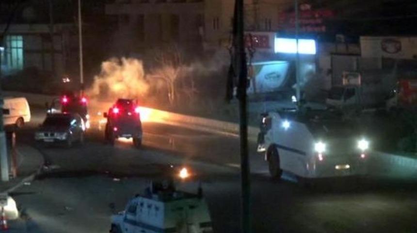 Yol Kesip Kimlik Kontrol&uuml; Yapmak Isteyen Grup, Polisin M&uuml;dahalesiyle Dağıtıldı