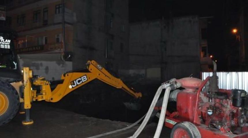 Temel Kazısı Sırasında &Ccedil;&ouml;kme Olan 2 Bina Boşaltıldı