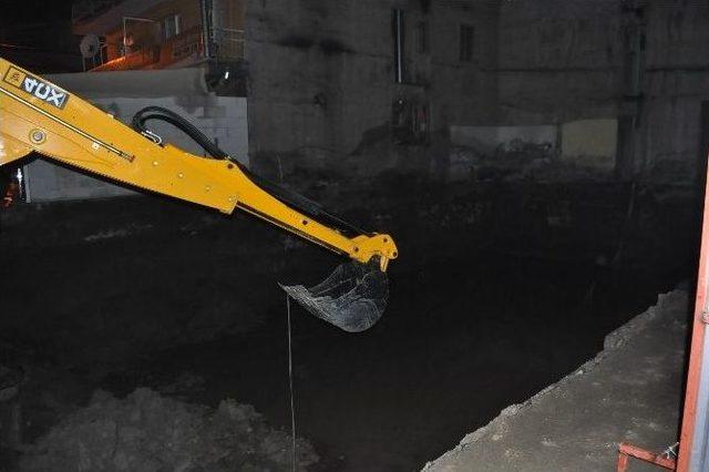 İzmir’de Çökme Tehlikesiyle 2 Bina Boşaltıldı