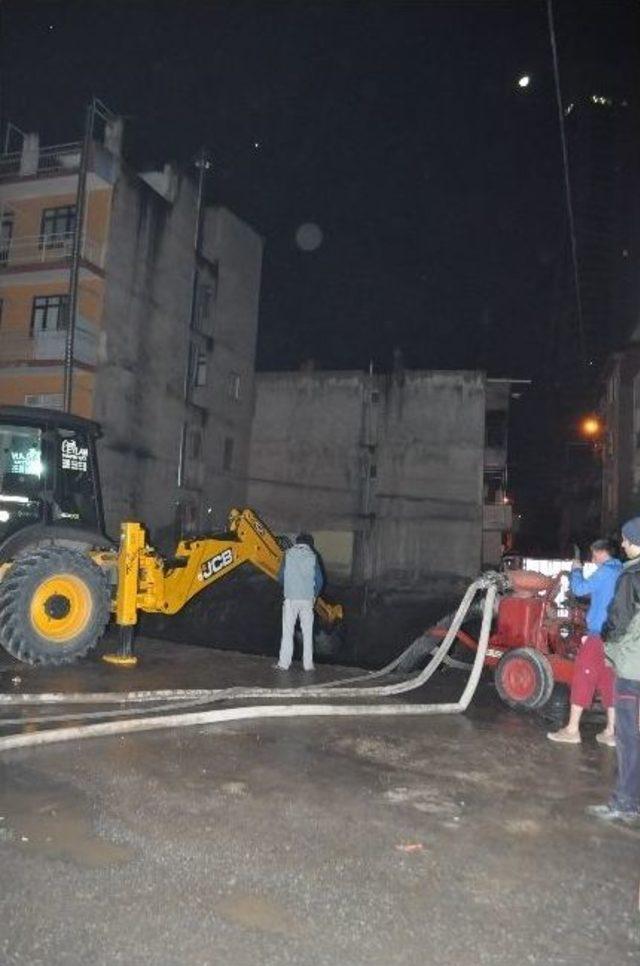 İzmir’de Çökme Tehlikesiyle 2 Bina Boşaltıldı