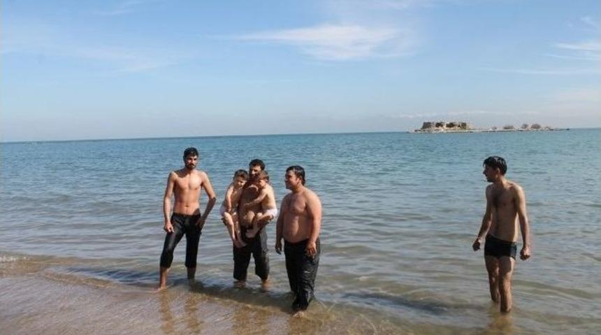 Suriyeli Sığınmacılar Şubat Ayında Denizin Keyfini &Ccedil;ıkarıyor