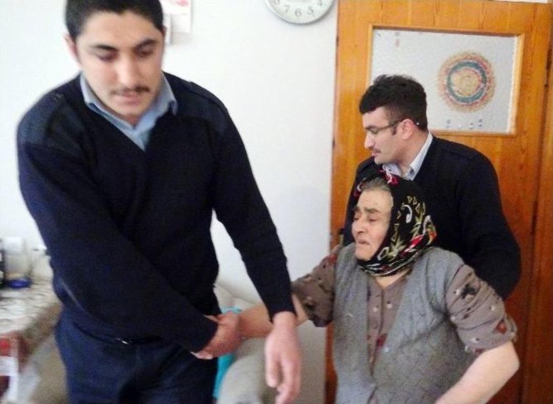 G&ouml;zleri G&ouml;rmeyen Yaşlı Kadın 5 Saat Banyoda Kilitli Kaldı