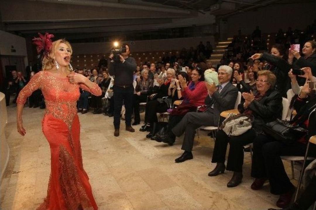 Karantinalı Despina Coşturdu