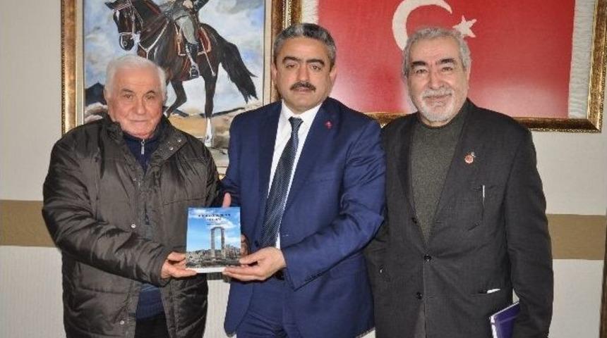 Yazar Mehmet Eroğlu’ndan Başkan Alıcık’a Hediye