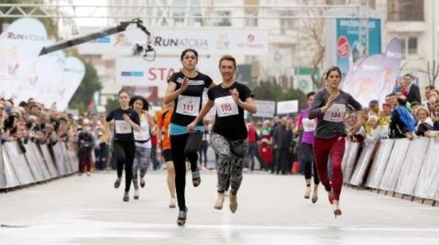 Kadınlar Topuklu Ayakkabıyla Birincilik I&ccedil;in Koştu