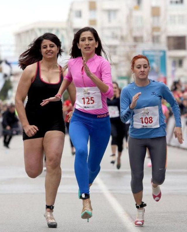 Kadınlar Topuklu Ayakkabıyla Birincilik Için Koştu
