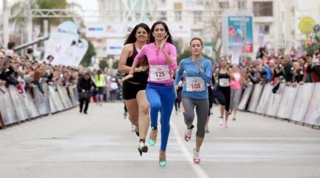Kadınlar Topuklu Ayakkabıyla Birincilik Için Koştu