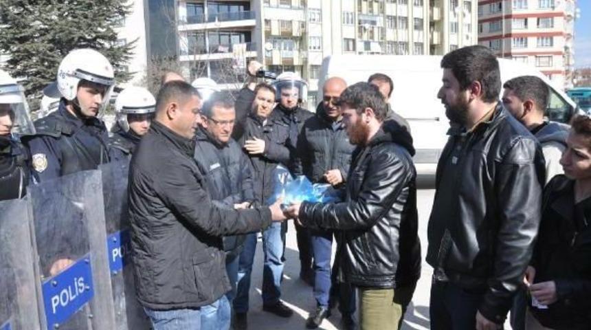 &Ouml;ğrenci Kolektifi &Uuml;yeleri Vali Tuna'ya Yumurta G&ouml;nderdi