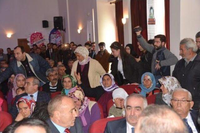 Bakanlar, Ermenek'te Tapu Dağıtımı Töreninde Protesto Edildi