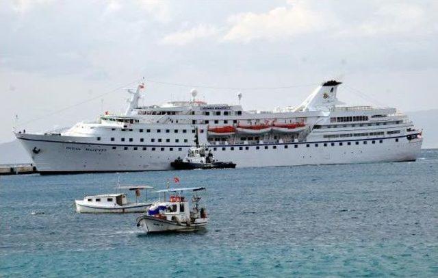 Sezonun Ilk Yolcu Gemisi Boş Geldi, Esnaf Üzüldü